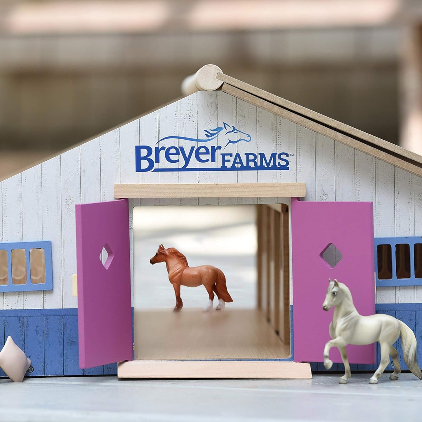 Farms Deluxe Wood Stable Playset 59215, Multicolor